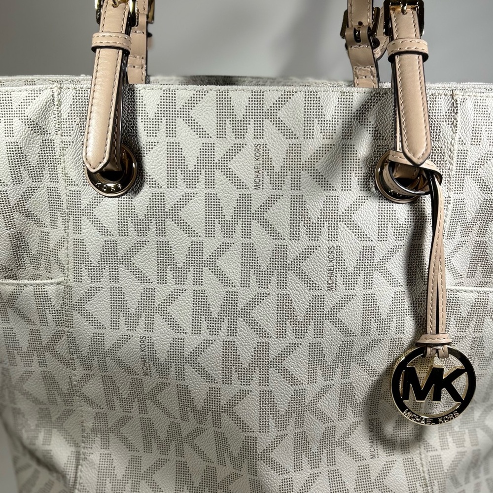Michael Kors Jet Setter Handbag in crème and tan.